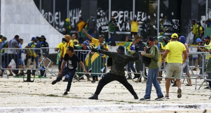 Terroristas invadem Congresso, Planalto e STF