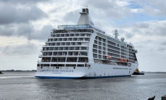 Navio Seven Seas Voyager atraca ao som de músicas tradicionalistas e danças típicas