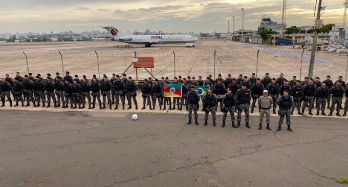 Policiais militares do RS embarcam para reforçar segurança no Distrito Federal