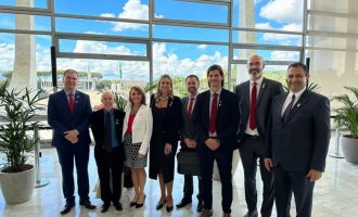 Reitores do IFSul, Flávio Nunes, e UFPel, Isabela Andrade, participam de reunião com o presidente Lula em Brasília