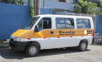 Serviço clandestino de transporte escolar coloca milhões de crianças em risco no Brasil