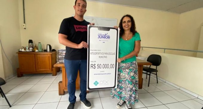 Vereador Carlos Junior formaliza entrega de 50 mil reais para a educação de Pelotas