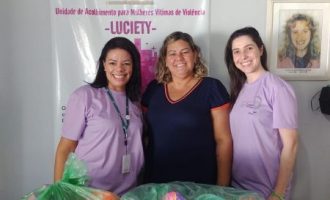 Colaboradoras da Ecosul doam absorventes para casa Luciety em Pelotas