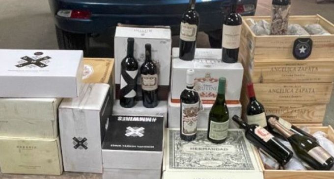 Receita Federal apreende carga de vinhos argentinos em transportadora em Pelotas/RS