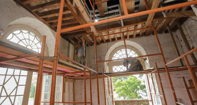 Técnica do IPHAN avalia obras de restauro da Catedral de Pelotas