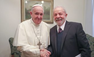 Lula convida Papa Francisco para visitar o Brasil