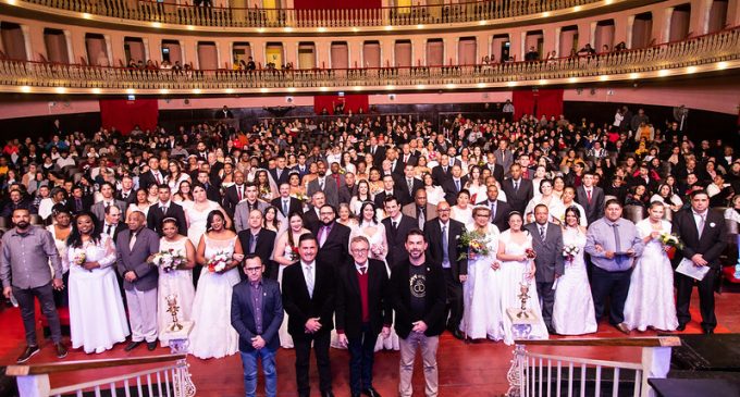 Casamento coletivo oficializa matrimônio de 71 casais