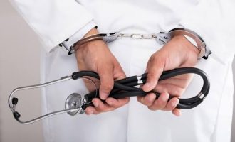 Denúncias de exercício ilegal da medicina quase triplicam no primeiro semestre