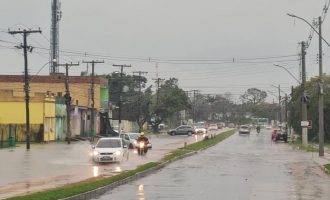 Chuva alaga ruas de Pelotas e causas  transtornos