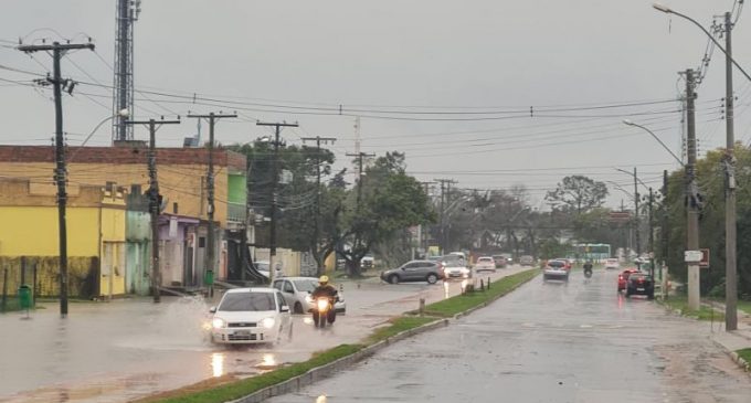 Chuva alaga ruas de Pelotas e causas  transtornos