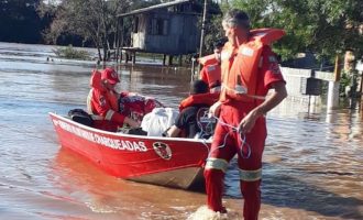 Mais de 200 Bombeiros Voluntários de 21 municípios atuam na zona de desastre no RS