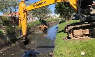 Equipes de drenagem atuam nesta semana na limpeza do canal do Pepino