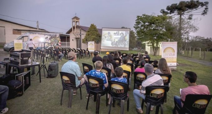 CineSolar chega a Pelotas com sessões gratuitas de cinema movido a energia solar, pipoca e atrações para toda a família