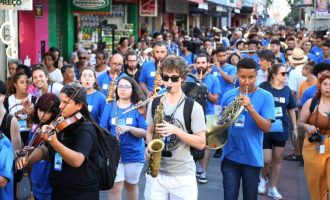 Festival Sesc de Música inicia em Pelotas com cortejo e concerto de Bossa Nova