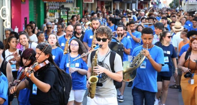 Festival Sesc de Música inicia em Pelotas com cortejo e concerto de Bossa Nova