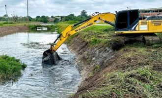 Sanep limpa e desobstrui 45 quilômetros de canais em 2023