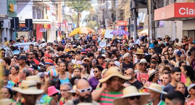 Carnaval toma as ruas e empolga foliões em Pelotas