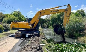 Sanep inicia limpeza do canal da rua Dr. Mário Meneghetti