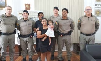 Policiais da Brigada Militar recebem agradecimento por salvamento de bebê em Pelotas
