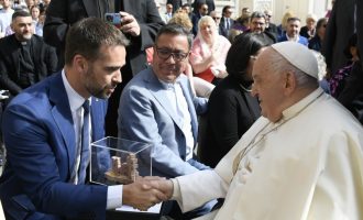 No Vaticano, governador convida Papa Francisco para vir ao RS em 2026