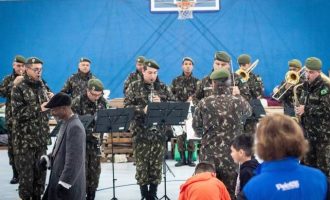 Abrigo recebe apresentação da Banda do Exército