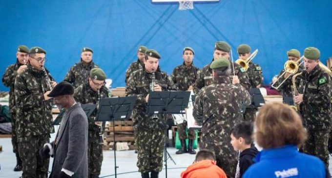 Abrigo recebe apresentação da Banda do Exército