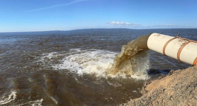 Sanep atua com bombeamento alternativo de drenagem no Laranjal