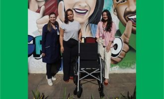 Unimed Pelotas doa cadeira de rodas para o Ceron da Santa Casa
