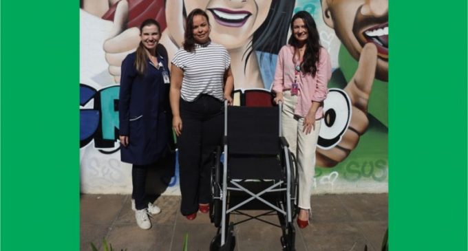 Unimed Pelotas doa cadeira de rodas para o Ceron da Santa Casa
