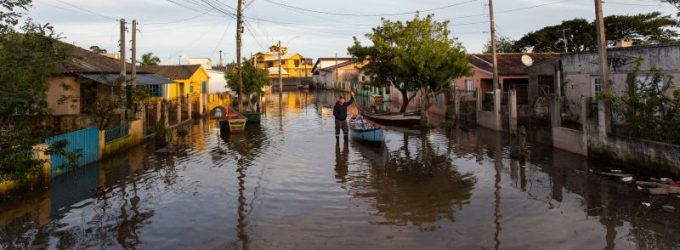 Enchentes de 2024 tiveram impacto profundo na saúde mental da população, aponta estudo