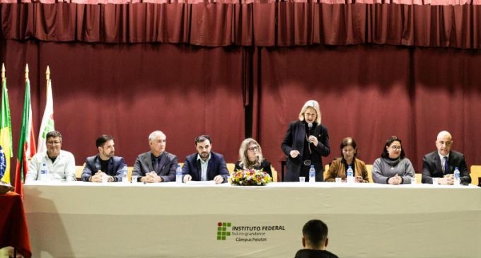 Prefeitura entrega certificados de cursos profissionalizantes a alunos da EJA