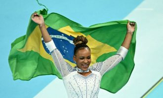 Rebeca é ouro no solo e vira maior medalhista olímpica do Brasil