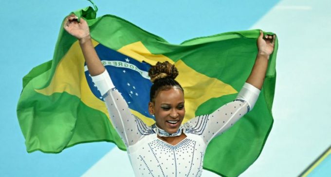 Rebeca é ouro no solo e vira maior medalhista olímpica do Brasil