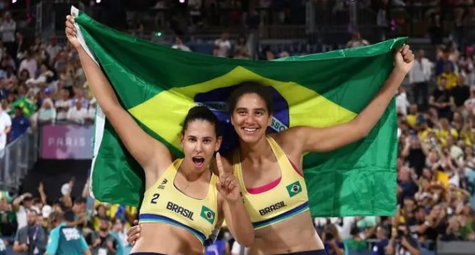 Duda e Ana Patrícia derrotam canadenses e são ouro no vôlei de praia