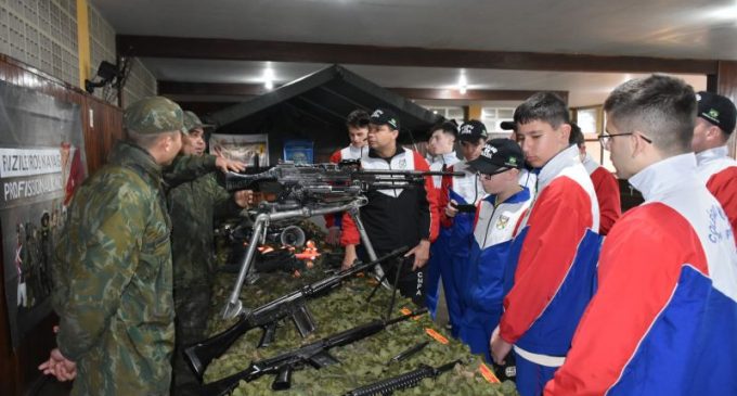 Grupamento de Fuzileiros Navais do Rio Grande recebe visita de alunos do Colégio Militar de Porto Alegre