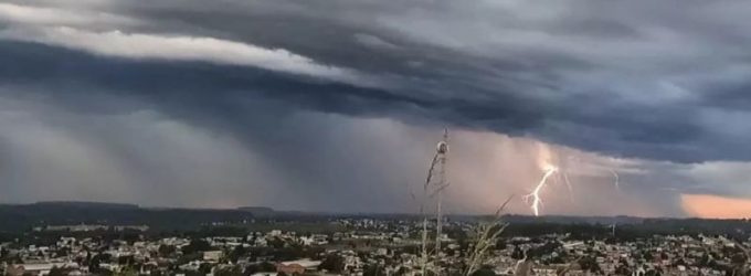 Ciclone extratropical e avanço de uma frente fria favorecem tempestades no Rio Grande do Sul
