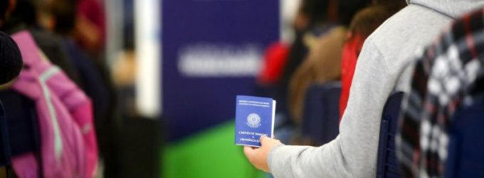 Pesquisa revela que brasileiro prefere emprego com carteira assinada