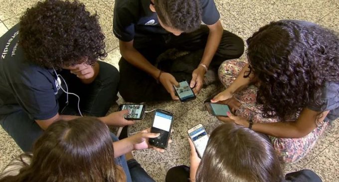 Comissão de Educação aprova projeto que proíbe celular em escolas