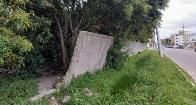 Muro e escola abandonada, assim é a situação do Dom João Braga