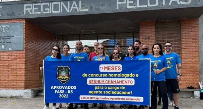 Aprovados no concurso da FASE manifestam em frente ao CASE/Regional Pelotas em busca do chamamento