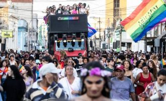 Parada Diversidade lota ruas centrais de Pelotas