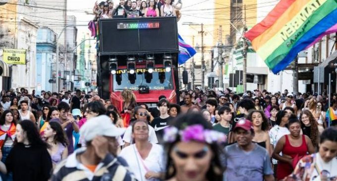 Parada Diversidade lota ruas centrais de Pelotas