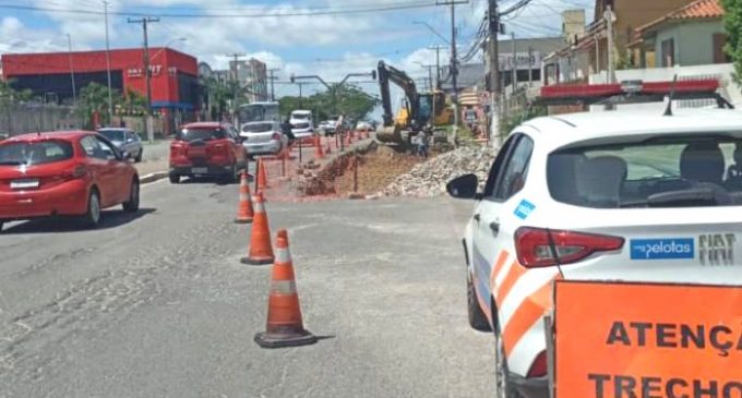 Av. Fernando Osório está com trecho em meia pista