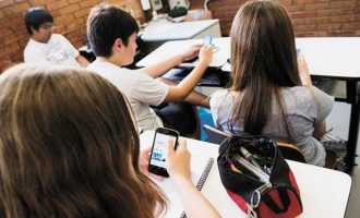 Sociedade de Pediatria do RS avalia impactos da lei que restringe o uso de celulares nas escolas