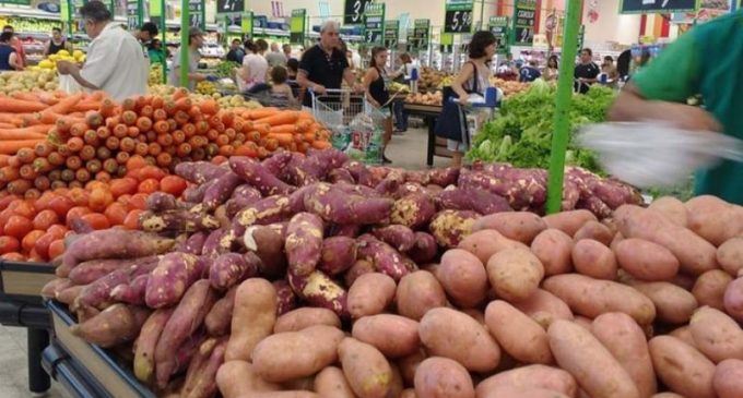 Com quedas nas hortaliças e laticínios, preço da cesta de alimentos fecha 2024 em R$ 284,75 no RS