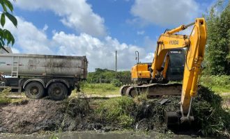 Sanep executa limpeza de canais no São Gonçalo