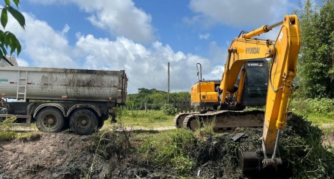 Sanep executa limpeza de canais no São Gonçalo