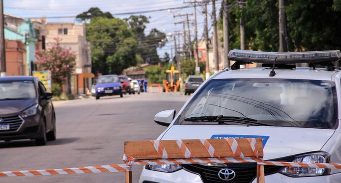 Futebol e desfiles de blocos fecham ruas no fim de semana