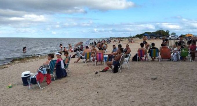 Praia do Laranjal é destino de turistas e pelotenses durante a folia
