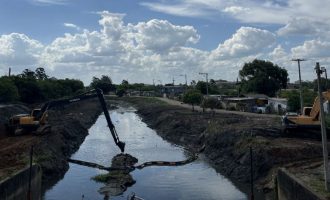 Sanep realiza desassoreamento em estrutura de macrodrenagem